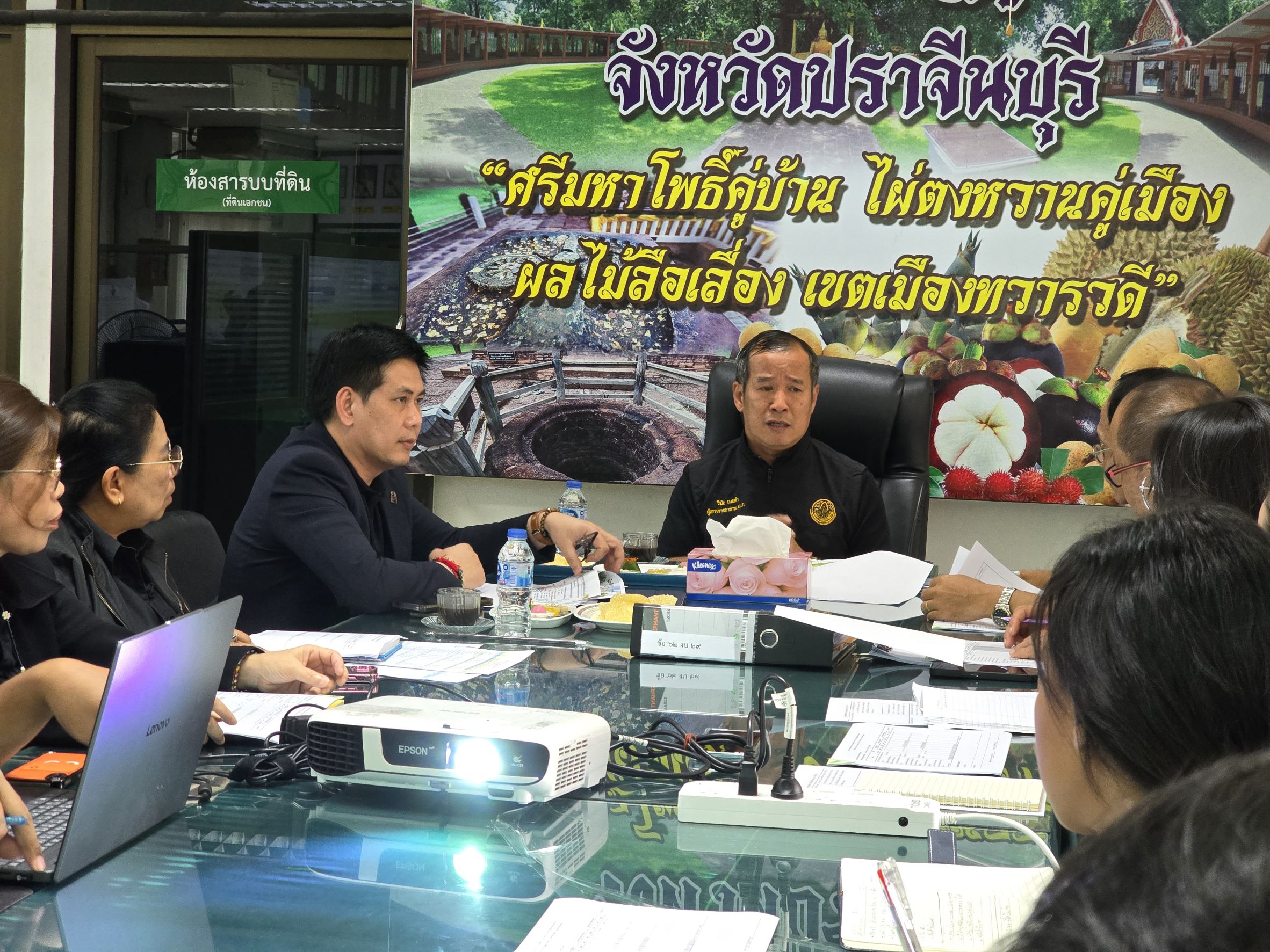 title - วันที่ 13 สิงหาคม 2569 เวลา 14.00 น. นายวิทูล ประดิษฐบุญ ปฏิรูปที่ดินจังหวัดปราจีนบุรี พร้อมด้วย ผู้อำนวยการกลุ่ม/ฝ่าย และเจ้าหน้าที่ ส.ป.ก.ปราจีนบุรี ให้การต้อนรับและเข้าร่วมประชุมพร้อมรายงานผลการดำเนินงานตามแผนงาน/โครงการ ผลการเบิกจ่ายเงินงบประมาณ ประจำปีงบประมาณ พ.ศ. 2569 และรายงานปัญหาอุปสรรค